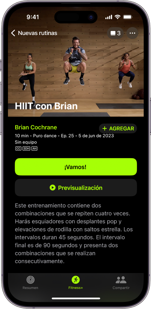 La pantalla de Apple Fitness+ mostrando un entrenamiento. Se muestra una imagen de coaches haciendo un entrenamiento en la parte superior de la pantalla. En el centro se muestran el título del entrenamiento y el nombre del coach que lo dirige. Los botones para iniciar y previsualizar el entrenamiento se encuentran encima de los detalles del entrenamiento.