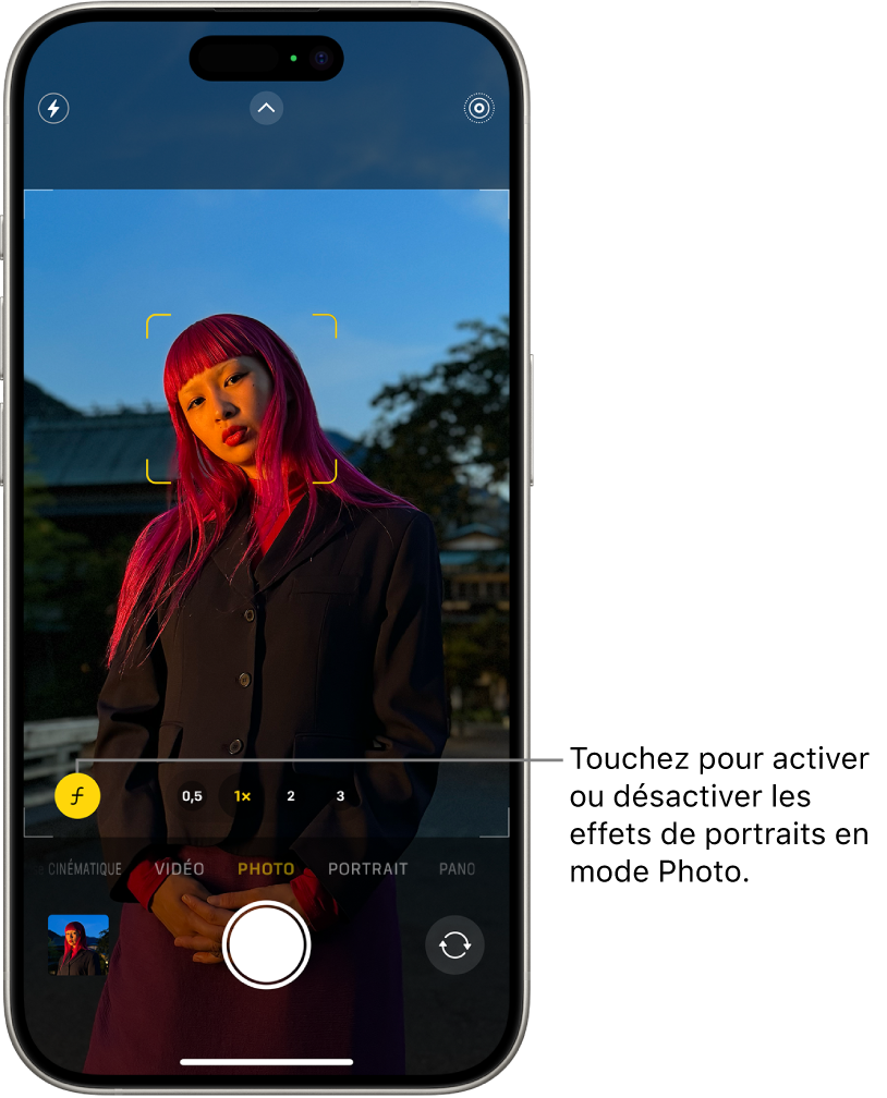 L’écran Appareil photo en mode Photo ; dans le viseur, le sujet est net et l’arrière-plan flou. Dans le coin inférieur gauche du viseur, l’utilisateur a sélectionné le bouton Profondeur pour appliquer l’effet de portrait.