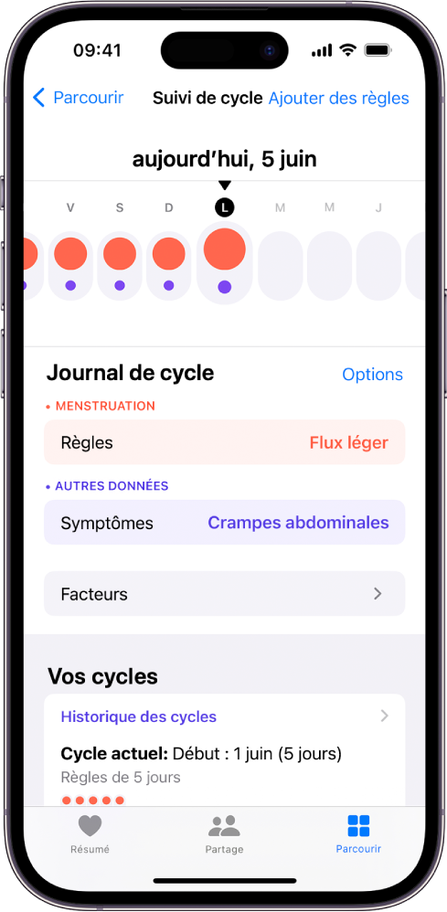 L’écran « Suivi de cycle » montrant la chronologie d’une semaine en haut de l’écran. Des cercles rouges pleins et des points violets marquent les cinq premiers jours sur la chronologie. Sous la chronologie se trouvent des options pour ajouter des informations sur les règles, les symptômes, et plus encore.