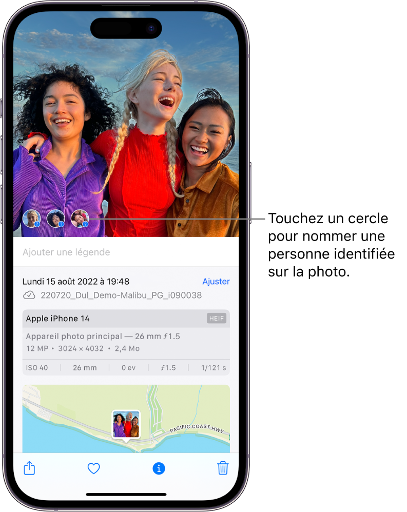 La moitié supérieure de l’écran de l’iPhone présente une photo ouverte dans l’app Photos. Dans le coin inférieur gauche de la photo se trouvent des points d’interrogation en regard des personnes qui y figurent.