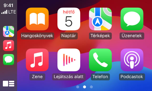 A CarPlay Főképernyője megjeleníti a Térképeket, a Zenét és az Üzeneteket az oldalsávon. Jobb oldalon a Hangoskönyvek, a Naptár, a Térképek, az Üzenetek, a Zene, a Lejátszás alatt, a Telefon és a Podcastok látható.