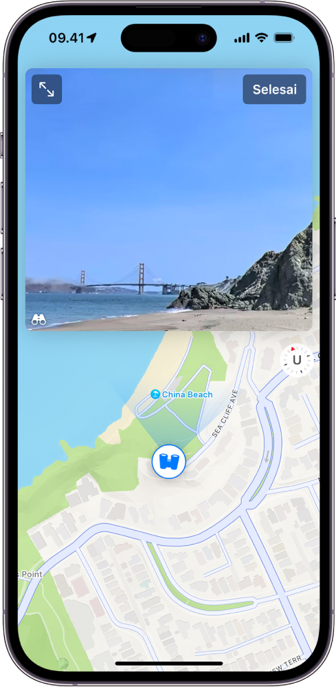 Tampilan panorama 360 derajat yang dapat digerakkan muncul di atas peta area. Ikon Lihat Sekeliling berada di lapisan atas di titik peta di petunjuk arah tampilan.