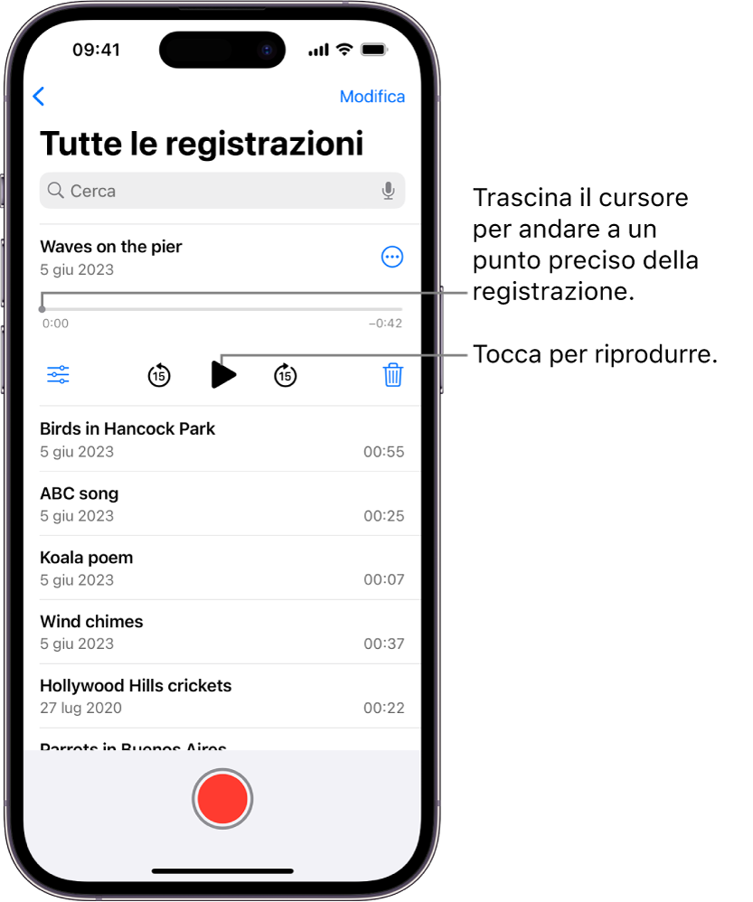 La schermata elenco di Memo Vocali con una registrazione selezionata nella parte superiore. La timeline di registrazione ha una testina di riproduzione che puoi trascinare per andare a un punto specifico della registrazione. Sotto la timeline sono presenti i controlli di riproduzione.