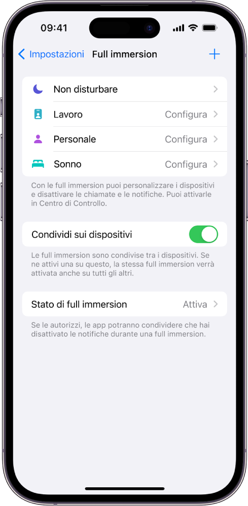 Una schermata che mostra quattro opzioni di full immersion preimpostate: “Non disturbare”, Personale, Sonno e Lavoro. Il pulsante “Condividi sui dispositivi” ti consente di utilizzare le stesse impostazioni di full immersion su tutti i dispositivi Apple in cui hai effettuato l’accesso con lo stesso ID Apple.