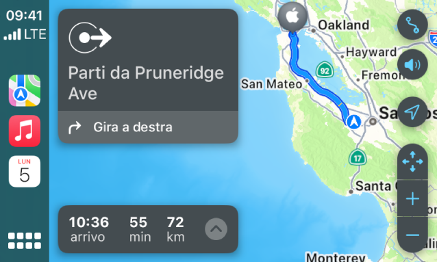 Le app Mappe, Musica e Calendario vengono mostrate nella barra laterale di CarPlay. A destra, viene visualizzato il percorso da Apple Park ad Apple Union Station.