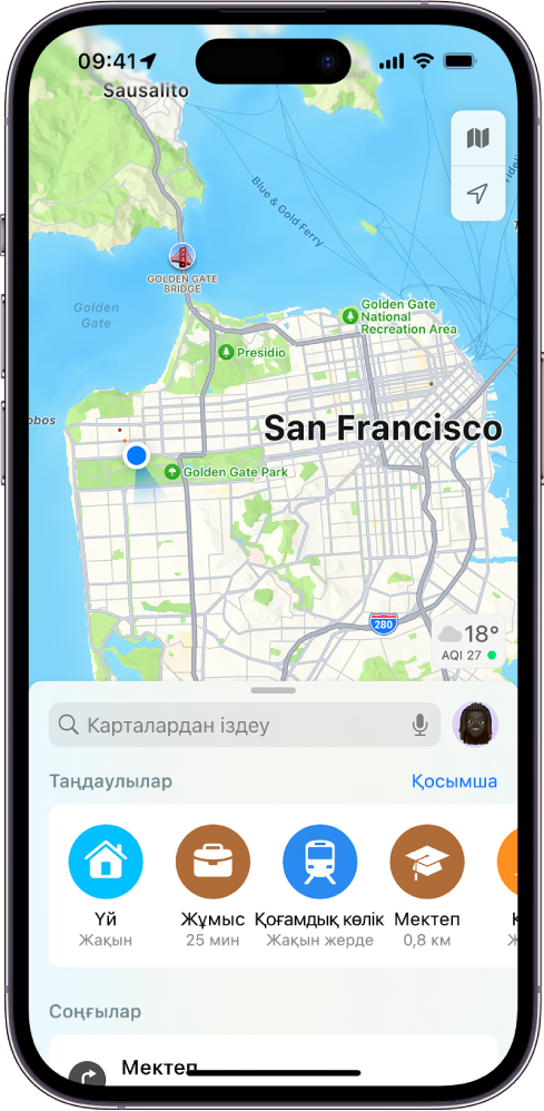 Экранның төменгі жартысында іздеу өрісін көрсетіп тұрған «Карталар» экраны. Іздеу өрісінің төменіндегілер — «Таңдаулылар» ретінде сақталған келесі геолокациялар: «Үй», «Жұмыс», «Қоғамдық көлік» және «Мектеп».