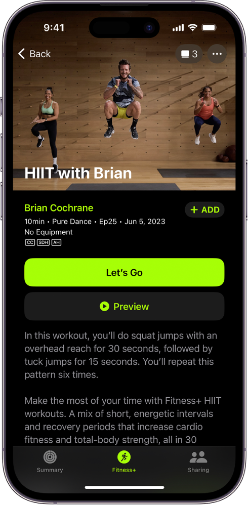 „Apple Fitness+“ ekranas, kuriame rodoma treniruotė. Treniruotę vedančių trenerių vaizdas yra ekrano viršuje. Centre yra treniruotės pavadinimas ir treniruotę vedančio trenerio vardas. Treniruotės pradžios ir peržiūros mygtukai yra virš treniruotės informacijos.