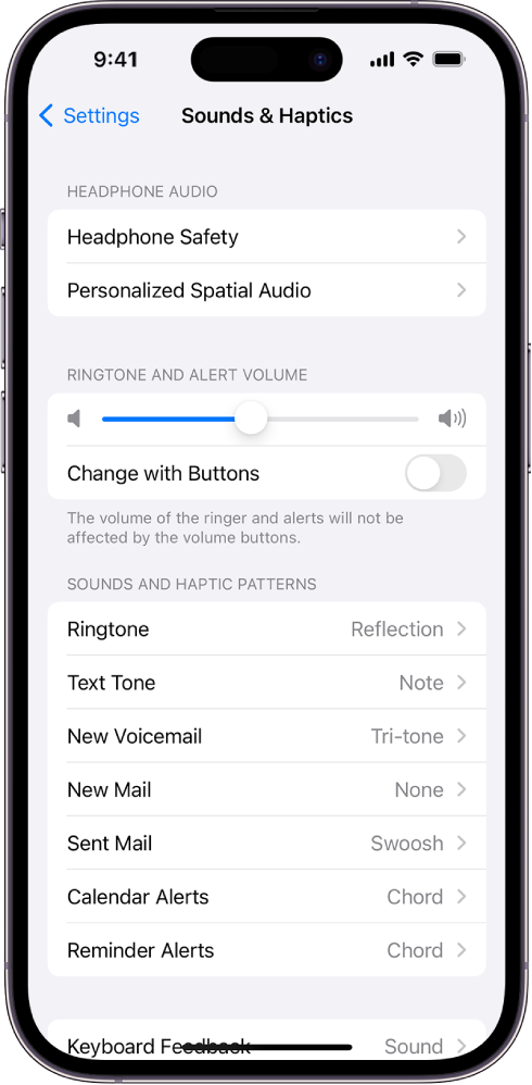 Ekrāns Sounds and Haptics lietotnē Settings. Ekrānā redzamās opcijas no augšas uz leju: Headphone Audio un Headphone Safety, zvana signāla un brīdinājumu skaļums ar slīdni, lai regulētu skaļumu, un opcija mainīt skaļumu ar pogām, kā arī skaņu un taktilo signālu modeļus, tostarp zvana un īsziņas signālu.