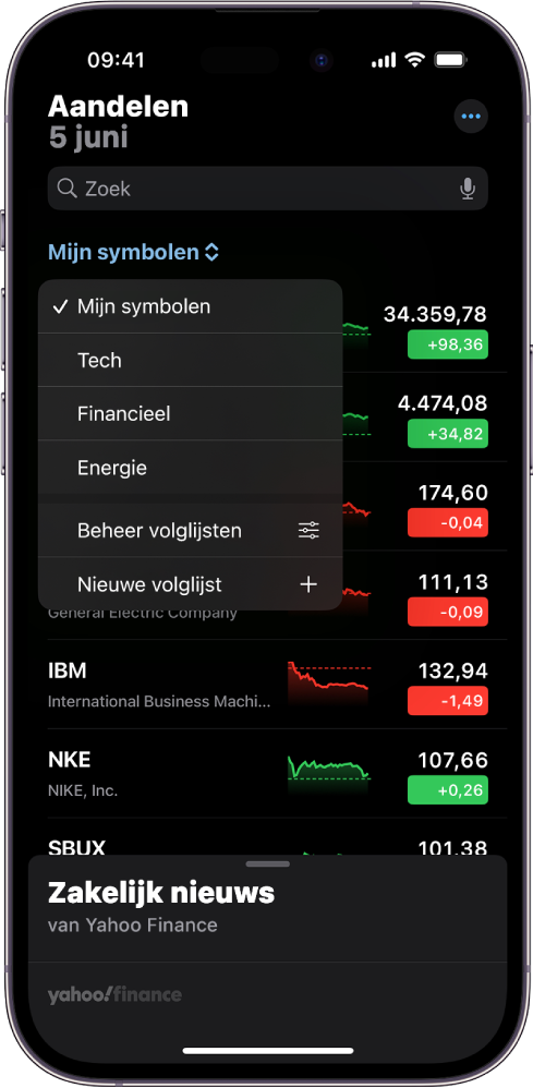 Een volglijst in de Aandelen-app met verschillende aandelen. Voor elk aandeel in de lijst zie je van links naar rechts: het aandelensymbool en de naam, een ontwikkelingsgrafiek, de koers en de koerswijziging. Boven in het scherm is de volglijst 'Mijn symbolen' geselecteerd en zijn de volgende volglijsten en opties beschikbaar: 'Tech', 'Financieel', 'Energie', 'Beheer volglijsten' en 'Nieuwe volglijst'.