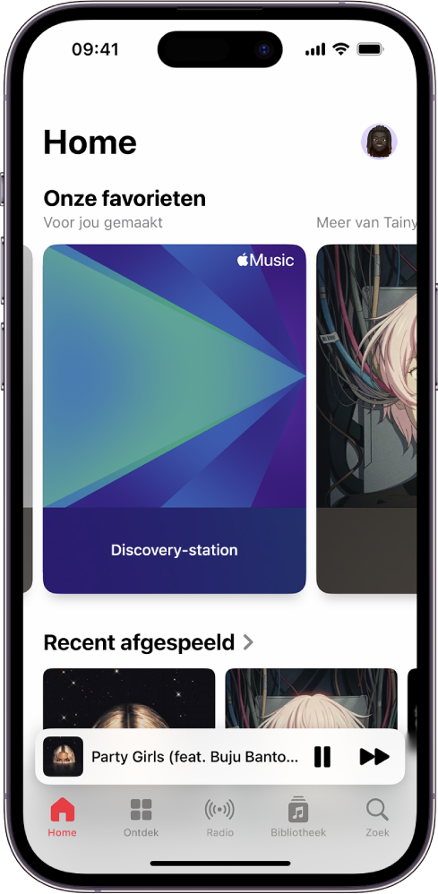 Het scherm 'Home' met bovenin 'Onze favorieten'. Je kunt naar links of rechts vegen om meer muziek te zien die speciaal voor jou is geselecteerd. Eronder staat 'Recent afgespeeld'.