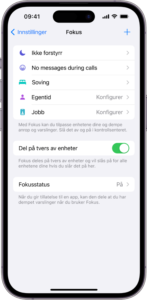 En skjerm som viser fem Fokus-valg – Ikke forstyrr, Ingen meldinger under samtaler, Soving, Egentid og Jobb. Del på tvers av enheter-valget er på, så samme fokusinnstillinger kan brukes på flere Apple-enheter.