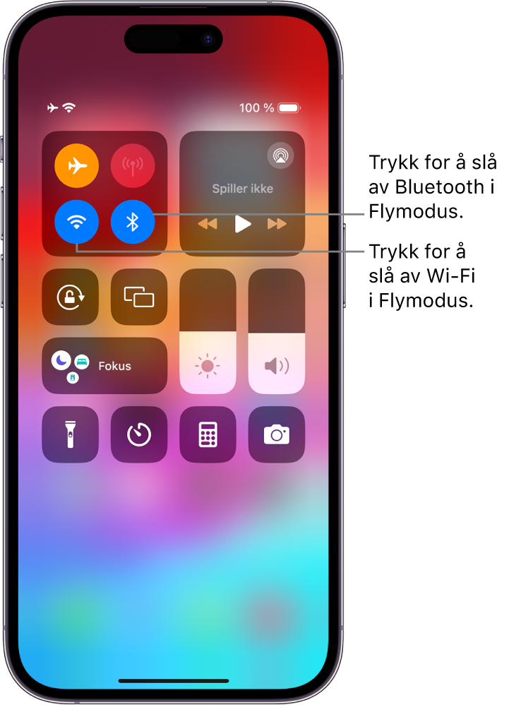 Kontrollsenter på iPhone. I gruppen med kontroller øverst til venstre vises Flymodus-knappen (øverst til venstre), Wi-Fi-knappen (nederst til venstre) og Bluetooth-knappen (nederst til høyre). Flymodus, Wi-Fi og Bluetooth er slått på. Trykk på Bluetooth-knappen for å slå av Bluetooth i Flymodus. Trykk på Wi-Fi-knappen for å slå av Wi-Fi i Flymodus.