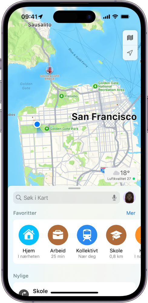 Kart-skjermen, som viser søkefeltet på den nedre halvdelen av skjermen. Under søkefeltet er følgende steder arkivert som favoritter: Hjem, Jobb, Kollektivt og Skole.