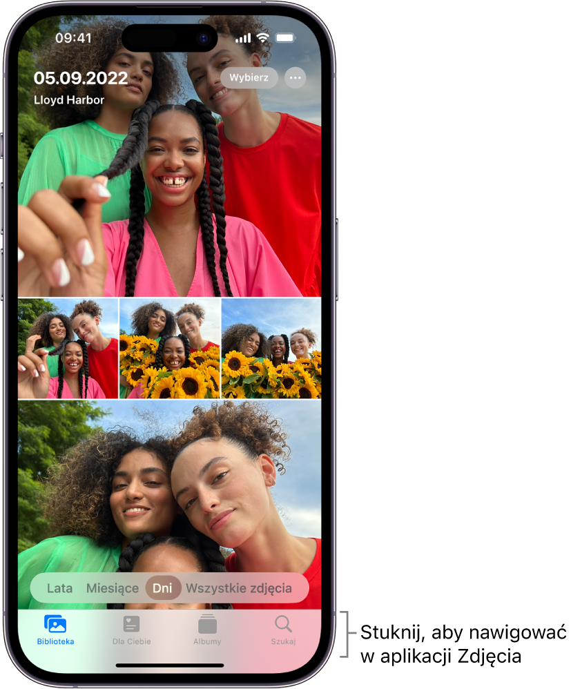 Biblioteka zdjęć w widoku dni. Ekran wypełniony jest miniaturkami zdjęć. W lewym górnym rogu ekranu widoczna jest data oraz miejsce wykonania zdjęć. W prawym górnym rogu znajdują się przyciski Wybierz oraz Więcej opcji, pozwalające na udostępnianie zdjęć i wyświetlanie szczegółów. Poniżej miniaturek widoczne są opcje wyświetlania biblioteki zdjęć według lat, miesięcy i dni, a także wyświetlania wszystkich zdjęć. Na samym dole znajdują się przyciski Biblioteka, Dla Ciebie, Albumy oraz Szukaj.