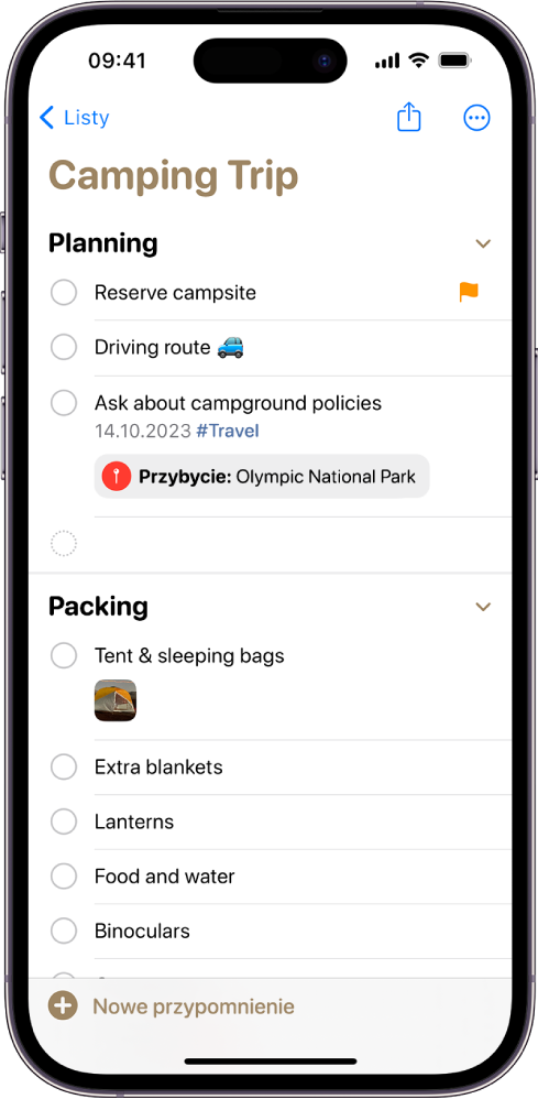 Kempingowa lista kontrolna w Przypomnieniach. Niektóre pozycje mają tagi, miejsca, flagi i zdjęcia. W lewym dolnym rogu widoczny jest przycisk Nowe przypomnienie.