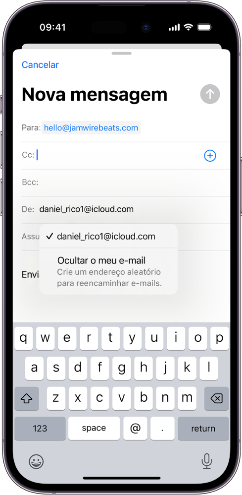 Um rascunho de um e-mail a ser escrito. O campo De está selecionado com duas opções listadas por baixo: um endereço de e-mail pessoal e a opção Ocultar o meu e-mail.