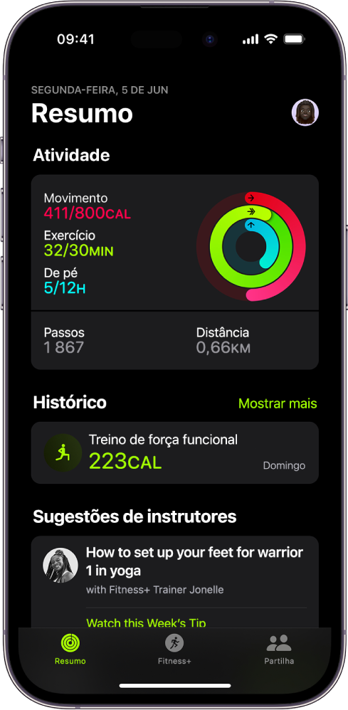 O ecrã Resumo da aplicação Fitness, com as áreas Atividade, Histórico e Sugestões de instrutores.