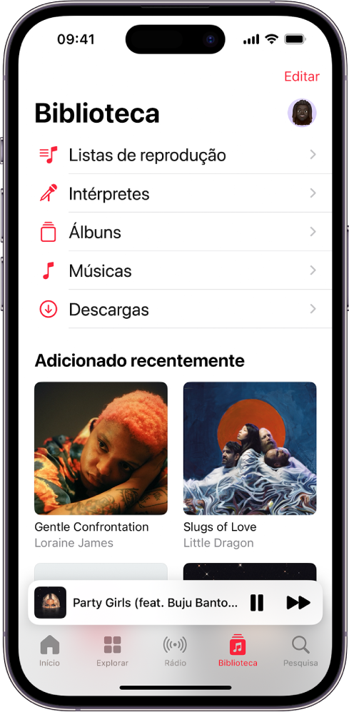 O ecrã Biblioteca a mostrar uma lista de categorias, incluindo Listas de reprodução, Intérpretes, Álbuns, Músicas e Descargas. O título Adicionadas recentemente é apresentado por baixo da lista. O leitor com o título da música atual e os botões Reprodução e Seguinte ao fundo.