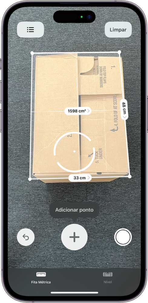 Um ecrã a mostrar a medição das dimensões de uma caixa na aplicação Fita Métrica. A área da caixa é calculada das medições das dimensões.