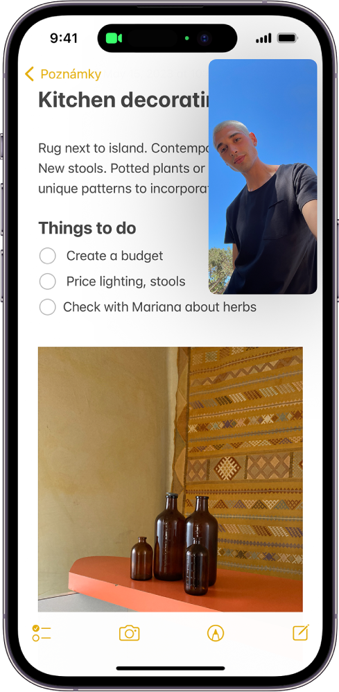 Prebieha FaceTime konverzácia, zatiaľ čo zvyšok obrazovky vypĺňa poznámka o maľovaní kuchyne.