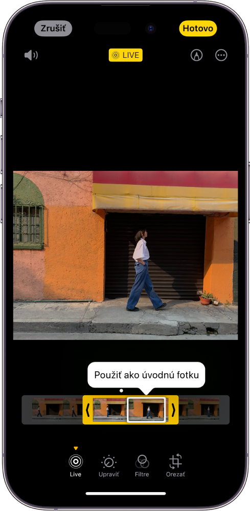 Obrazovka Live Photo s Live Photo v strede. Pod fotkou je prehliadač snímok s aktívnym tlačidlom Použiť ako úvodnú fotku. Na každom konci prehliadača snímok sú dve šípky, ktoré umožňujú orezanie Live Photo. V dolnej časti obrazovky sú tlačidlá Live, Upraviť, Filtre a Orezať. Tlačidlo Live je vybrané. V ľavom hornom rohu obrazovky je tlačidlo Zrušiť a v pravom hornom rohu tlačidlo Hotovo. V hornej časti obrazovky sú zľava doprava tlačidlá Stíšiť, Live, Značky a Pluginy.