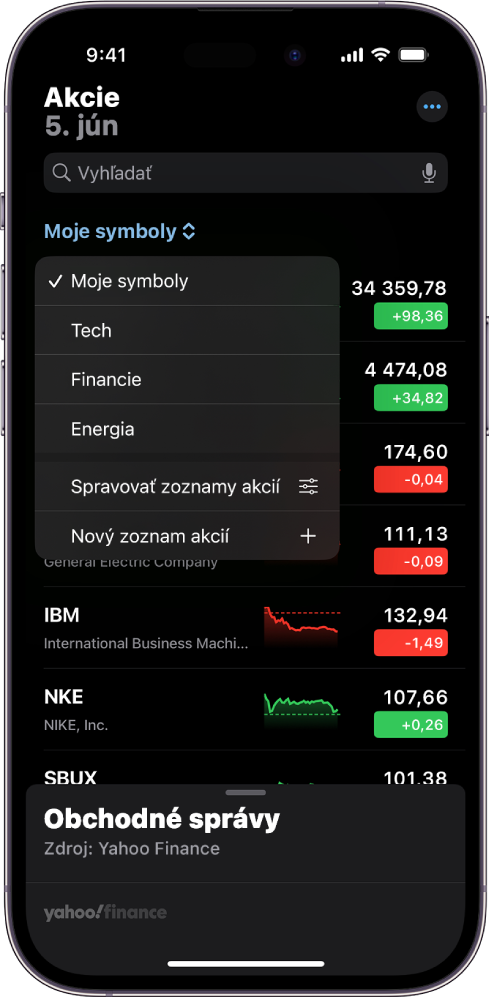 Zoznam sledovaných akcií v apke Akcie s rôznymi akciami. V rámci každej akcie sa zľava doprava zobrazujú symbol a názov akcie, graf výkonnosti, cena akcií a zmena ceny. V hornej časti obrazovky je vybraný zoznam sledovaných Moje symboly a sú dostupné ďalšie zoznamy sledovaných a možnosti: Technológie, Financie, Energia, Spravovať zoznamy akcií a Nový zoznam akcií.