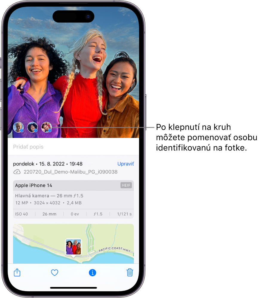 V hornej polovici obrazovky iPhonu je fotka otvorená v apke Fotky. V dolnej polovici sa zobrazujú informácie o fotke. Zhora nadol – dátum a čas, názov súboru, model iPhonu, nastavenia kamery a mapa. V dolnej časti obrazovky sú zľava doprava tlačidlá Zdieľať, Obľúbené, Informácie a Vymazať. Tlačidlo Informácie je vybrané.