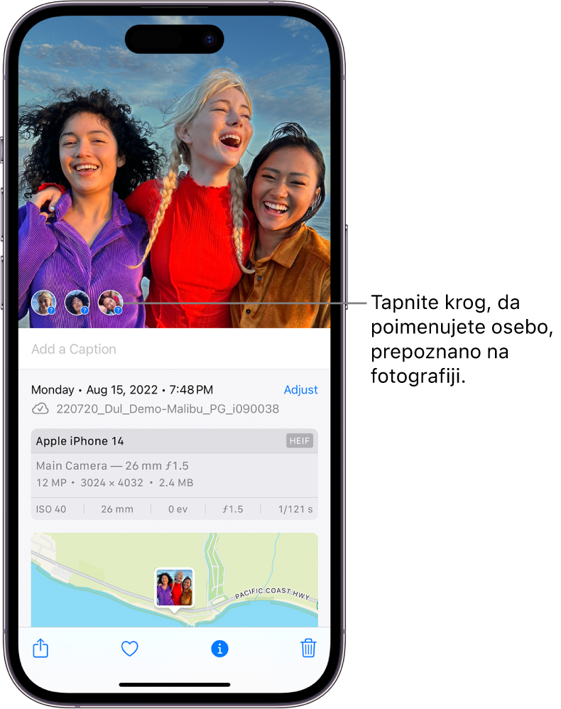 Na zgornji polovici zaslona iPhone je fotografija odprta v aplikaciji Photos. Spodnja polovica zaslona prikazuje informacije o fotografiji, vključno z datumom in časom, imenom datoteke, modelom iPhona in nastavitvami kamere ter zemljevidom. Na dnu zaslona, od leve proti desni, so gumb Share, gumb Favorite, gumb Info in Delete. Izbran je gumb Info.