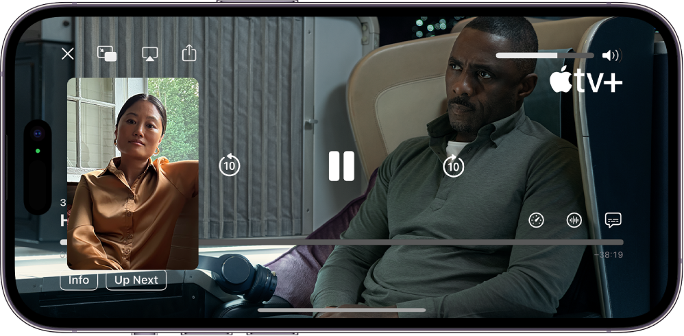 Klic FaceTime s sejo SharePlay, ki prikazuje video vsebino AppleTV+, ki se deli v klicu. Oseba, ki deli vsebino, je prikazana v majhnem oknu, videoposnetek zapolni preostali del zaslona, krmilne funkcije predvajanja pa so na vrhu videoposnetka.