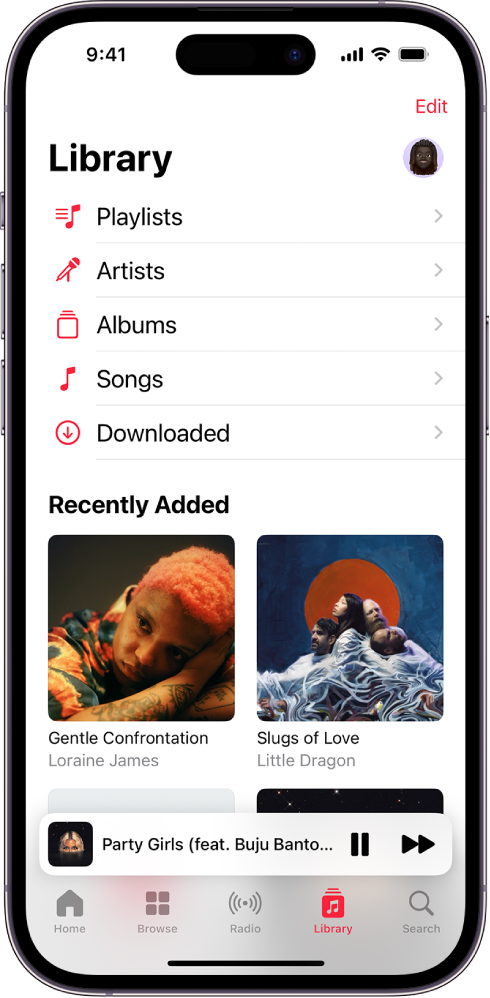 Ekrani Library që shfaq një listë kategorish, duke përfshirë Playlists, Artists, Albums, Songs dhe Downloaded. Titulli Recently Added shfaqet poshtë listës. Luajtësi që tregon titullin e këngës aktuale dhe butonat Pause dhe Next shfaqen pranë pjesës së poshtme.
