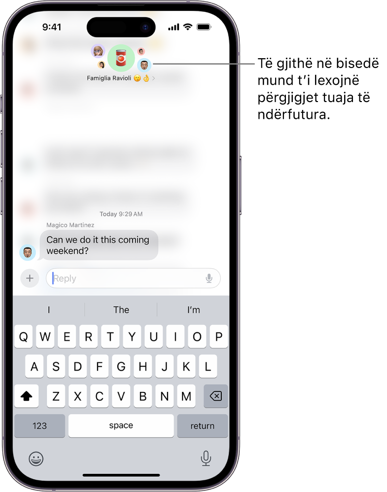 Krijimi i një përgjigjeje të integruar në një bisedë në grup te Messages. Ikonat e njerëzve në grup janë në krye të ekranit. Tastiera në ekran është në gjysmën e poshtme të ekranit. Pjesa më e madhe e bisedës së mesazhit është e paqartë, përveç tekstit specifik të cilit i është përgjigjur një përgjigje e integruar.