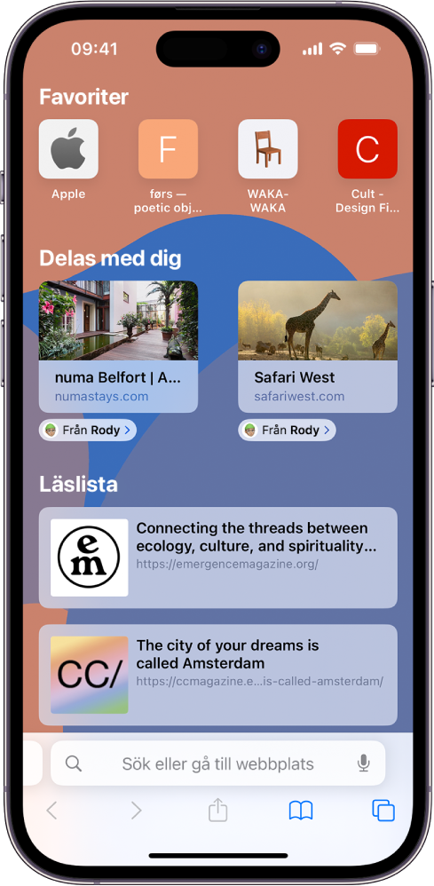 Startsidan i Safari innehåller ett Delas med dig-avsnitt med förhandsvisningar av två webbsidor. Nedanför förhandsvisningarna av webbplatser finns etiketter med texten ”Från Rody”.
