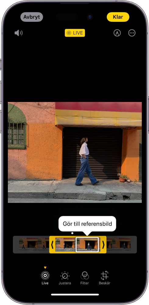 En Live Photo-skärm med Live Photo-bilden i mitten. Under bilden finns bildrutevisaren med knappen Gör till referensbild aktiv. På bildrutevisarens båda sidor finns två pilar som du kan använda till att putsa Live Photo-bilden. Längst ned på skärmen finns knapparna Live, Justera, Filter och Beskär. Knappen Live är markerad. Knappen Avbryt finns i det övre vänstra hörnet på skärmen och knappen Klar finns i det övre högra hörnet på skärmen. Från vänster till höger högst upp på skärmen finns också knapparna Ljud av, Live, Märkning och Insticksfiler.