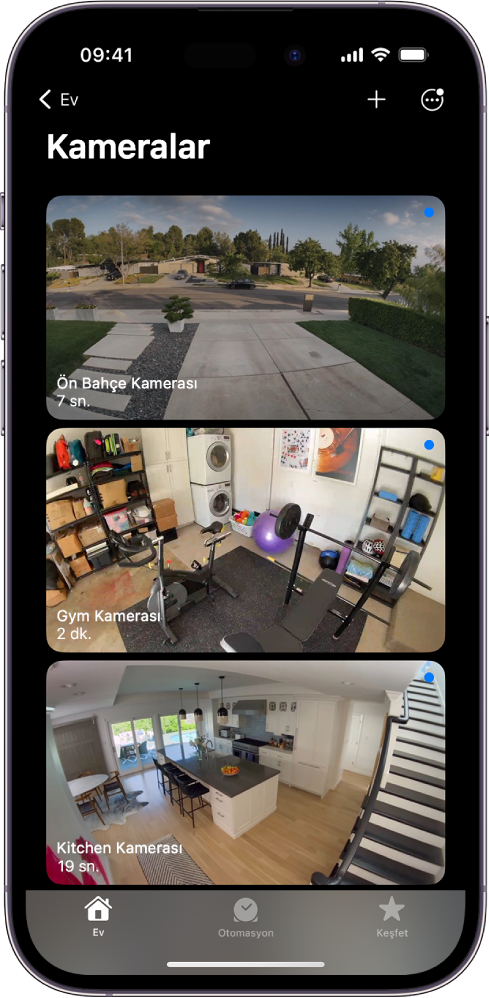 Ön bahçe, ev spor salonu ve mutfak olmak üzere üç güvenlik kamerasından görüntüleri gösteren Kameralar ekranı. Her bir kameranın adının altında, görüntü güncellendikten sonra geçen süre var. Örneğin, ön bahçe kamerası görüntünün son olarak 7 saniye önce güncellendiğini gösteriyor.