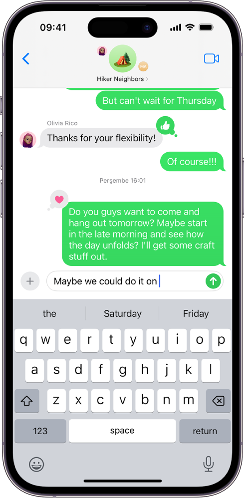 Mesajlar’da bir grup yazışması. Gruptaki kişilerin simgeleri ekranın en üstünde. Ekran klavyesi ekranın alt yarısında. Mesaj balonları yeşil renkte, bu da en az bir kişinin iMessage kullanmadığını gösteriyor.