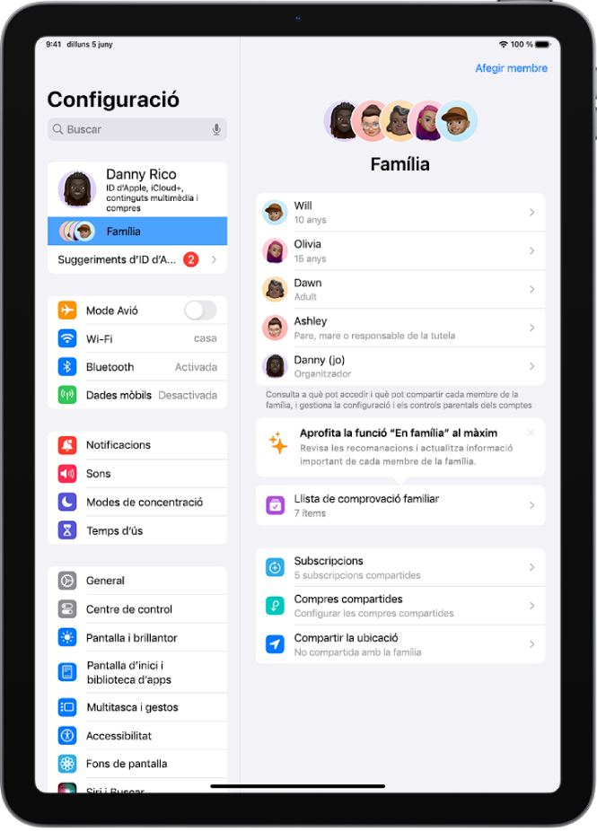 Pantalla “En família” a l’app Configuració. Apareix una llista amb cinc membres de la família damunt de les funcions compartides.