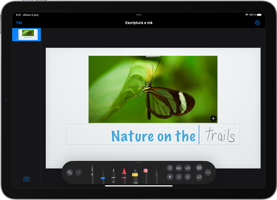 S’està afegint un títol a una diapositiva del Keynote. Es mostra un text escrit a mà utilitzant l’Apple Pencil. Les paraules es converteixen en text digital.