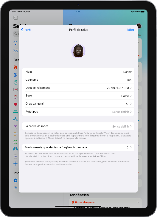 La pantalla de detalls del perfil de salut, que inclou camps per al nom, la data de naixement, el grup sanguini i altra informació.
