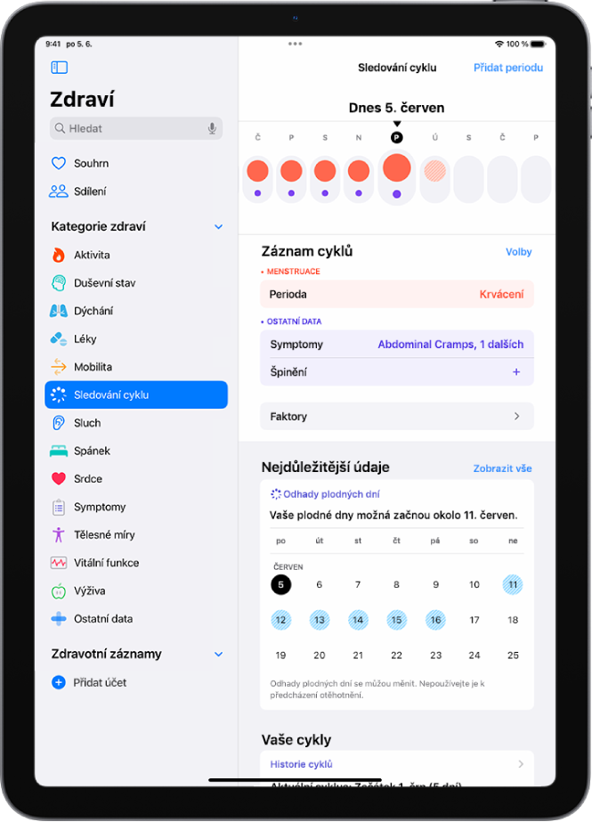 Obrazovka Sledování cyklu s týdenní časovou osou u horního okraje. Prvních 5 dnů je na časové ose označeno plnými červenými kroužky a fialovými tečkami. Pod časovou osou se nacházejí volby pro přidávání informací o periodě, symptomech apod.