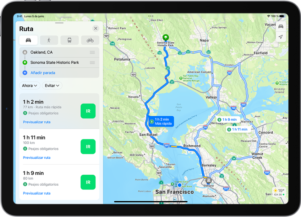 Mapa con varias rutas en coche entre dos ubicaciones con la ruta más rápida seleccionada. La tarjeta de ruta proporciona detalles como los tiempos de viaje estimados, la distancia y una breve descripción. A la derecha de los detalles de cada ruta se muestra un botón Ir.