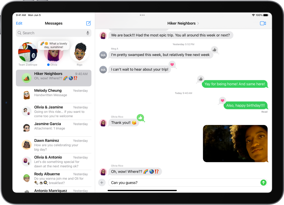 Grupivestluse rakenduses Messages. Sõnumimullid on rohelised, mis tähistab et vähemalt üks inimene ei kasuta iMessage’it.