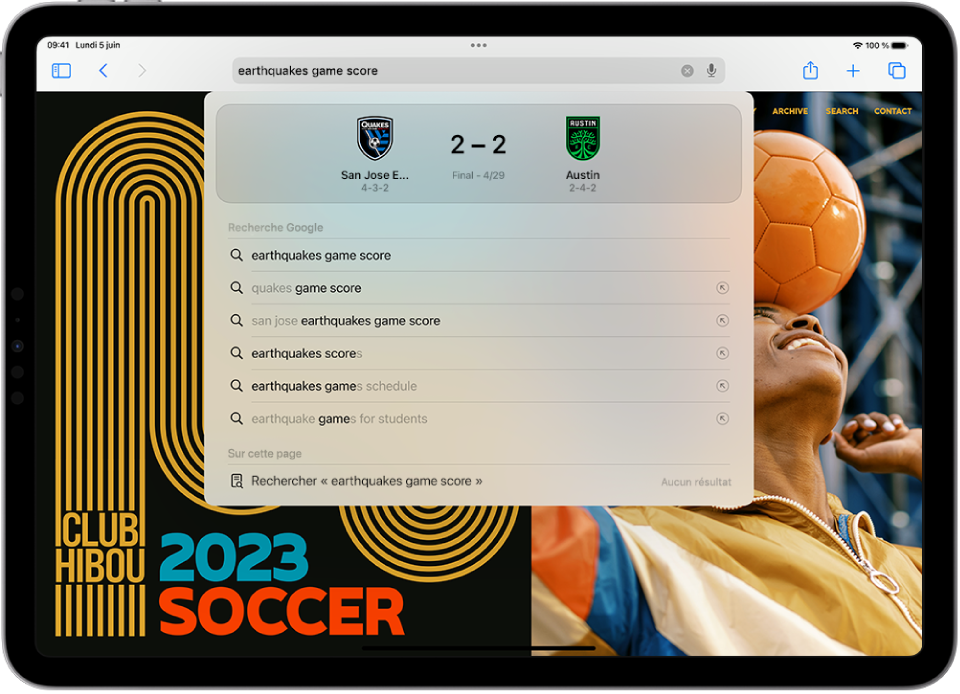 Une page web avec les mots « score du match des Earthquakes » saisis dans le champ de recherche. Le score du match se trouve en haut des résultats. En dessous figurent d’autres suggestions de recherche Google.