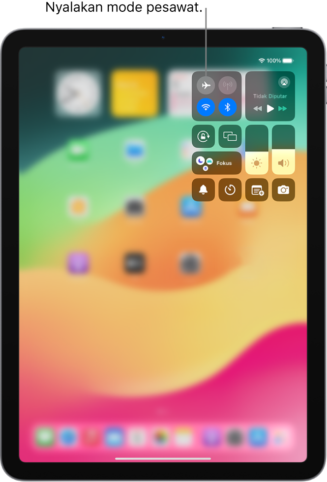 Layar Pusat Kontrol menampilkan bahwa mengetuk pada tombol kiri atas menyalakan mode pesawat.