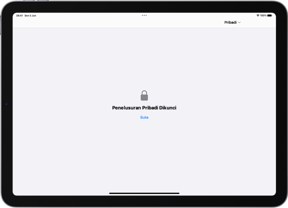 Safari terbuka untuk Penelusuran Pribadi. Di bagian tengah layar ada tulisan Penelusuran Pribadi Dikunci. Di bawahnya terdapat tombol Buka.