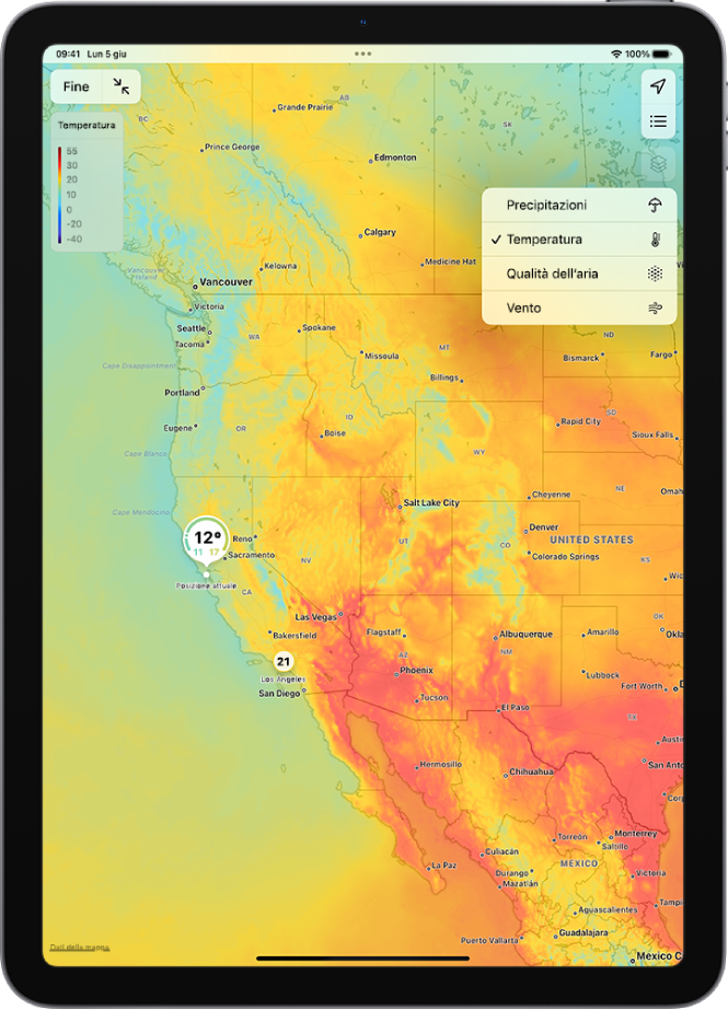 Una mappa della temperatura dell’area circostante aperta a tutto schermo su iPad. Nell’angolo in alto a destra, dall’alto in basso, si trovano i pulsanti “Posizione attuale”, “Località preferite” e “Menu Sovrapposizione”. Il pulsante “Menu Sovrapposizione” è selezionato e mostra i pulsanti Precipitazioni, Temperatura, “Qualità dell’aria” e Vento. È selezionato il pulsante Temperatura. Nell’angolo in alto a sinistra dello schermo sono presenti i pulsanti “Chiudi menu contestuale” e “Attiva mappa a tutto schermo” e la scala della sovrapposizione della mappa.