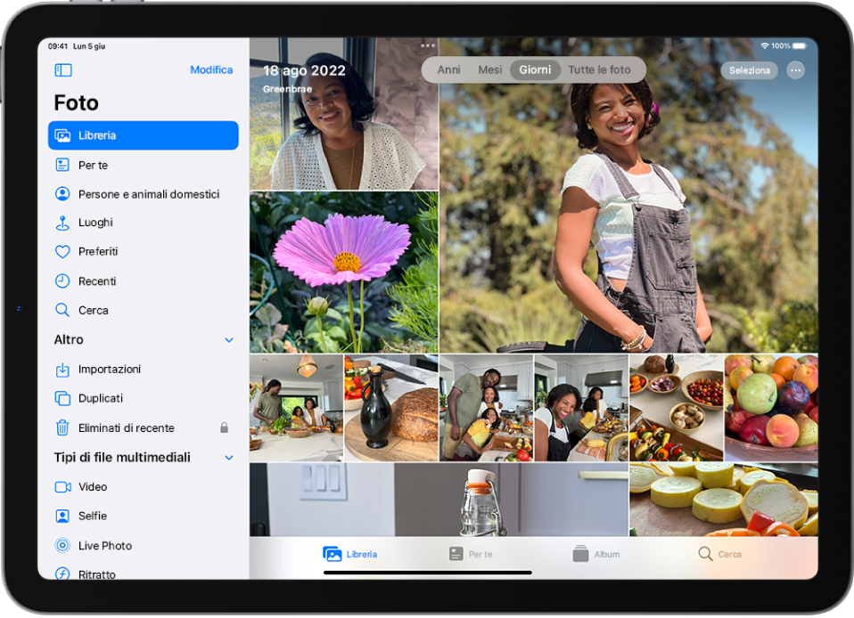 Sul lato sinistro dello schermo in Foto è presente una barra laterale; Libreria è selezionato. Il resto della schermata mostra la libreria fotografica nella vista con tutte le foto. Nella parte superiore della libreria vengono indicati la data e il luogo in cui sono state scattate le foto. In alto al centro sono presenti le opzioni per visualizzare le foto per anni, mesi, giorni o “Tutte le foto”. Giorni è selezionato. In alto a destra sono presenti i pulsanti Seleziona e Altro.