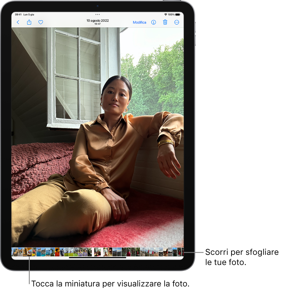 L’app Foto che mostra un’immagine a schermo intero. Nella parte inferiore dello schermo sono visibili miniature di altre foto della libreria.