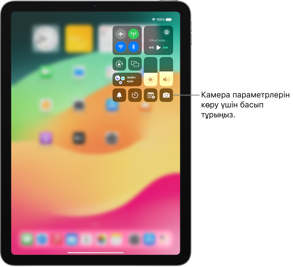 iPad Басқару орталығы. Ұшақ режимі, ұялы деректер, Wi-Fi және Bluetooth үшін басқару элементтері Wi-Fi + Cellular iPad үлгілерінің Басқару орталығындағы жоғарғы сол жақ топта. «Камера» басқару элементі төменгі оң жақта орналасқан.