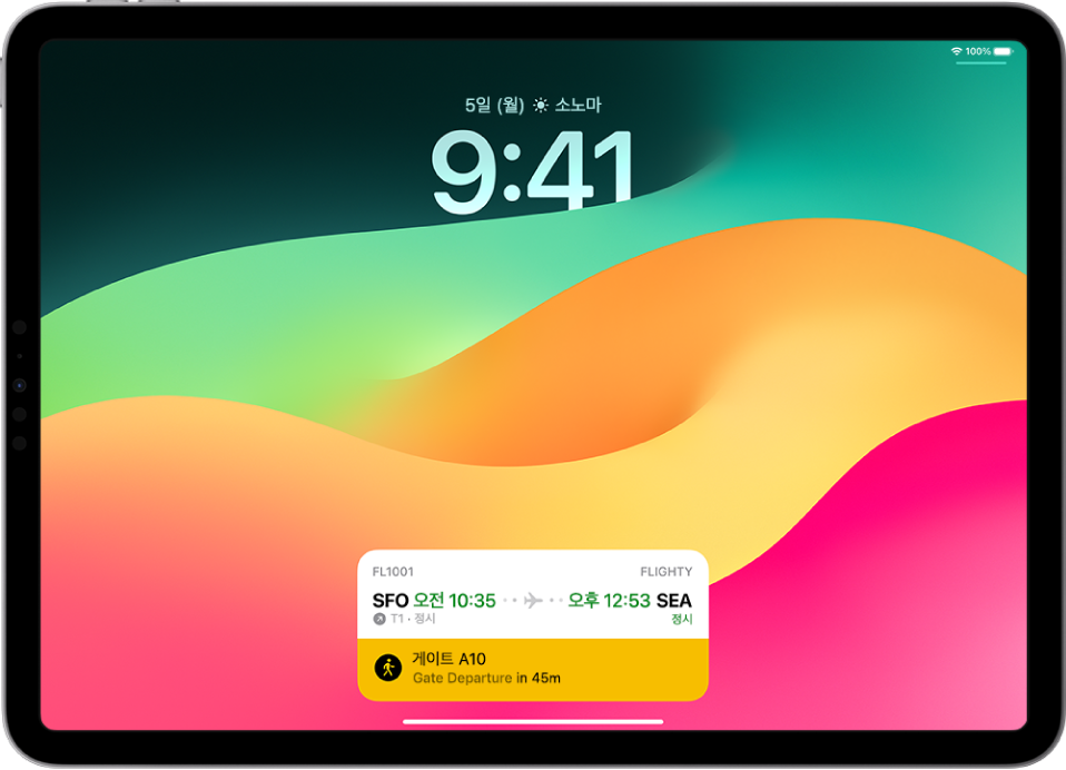 iPad 잠금 화면에는 추적 중인 항공편의 비행 시간 및 예상 도착 간격이 표시된 항공편 추적기의 실시간 현황이 있음.