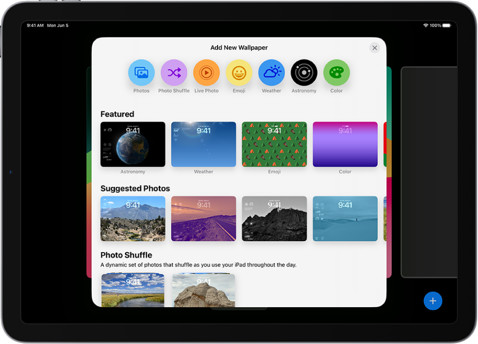 Ekrāns Add New Wallpaper, kurā redzama galerija ar fona tapetēm iPad ierīces Lock Screen ekrāna pielāgošanai no tādām kategorijām kā Featured un Suggested Photos. Augšpusē ir pogas fotoattēlu, cilvēku, jauktas fotoattēlu kolekcijas, emocijzīmju un laikapstākļu fona pievienošanai bloķēšanas ekrānam.
